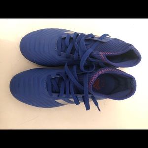 Adidas predator kids soccer shoes 3 US gently worn